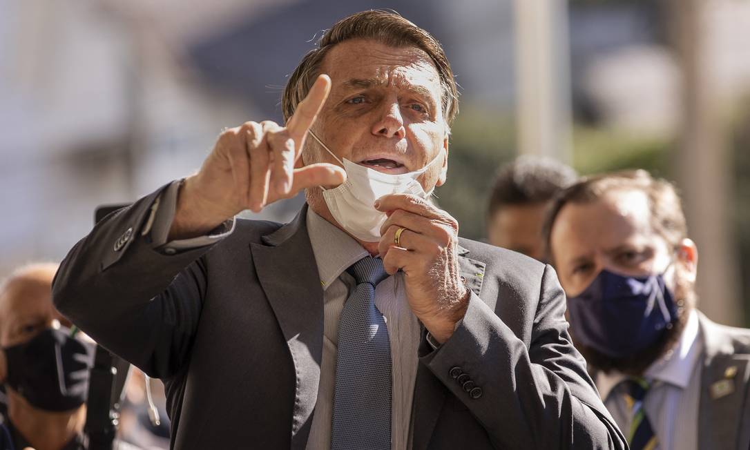 Presidente Jair Bolsonaro contraria protocolos sanitários e retira máscara para falar durante visita a Chapecó (SC) Foto: Liamara Polli/DiaEsportivo/Agência O Globo