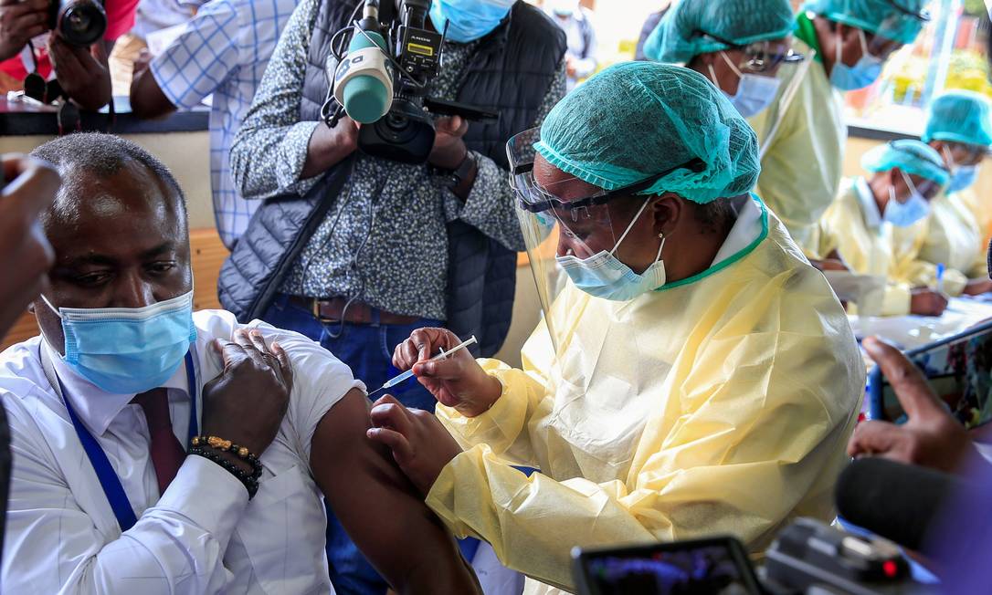 Homem é vacinado contra a Covid-19 no Zimbábue, em fevereiro de 2021. Apenas 2,5% da população africana recebeu pelo menos uma dose da vacina Foto: PHILIMON BULAWAYO / REUTERS