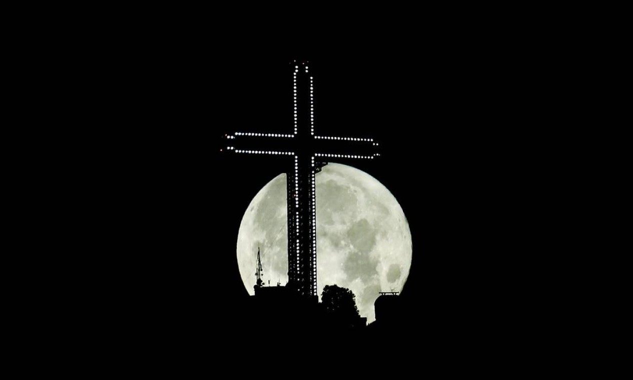 A superluna, conhecida como "lua cheia de morango", e a última superluna de 2021, é vista se pondo atrás do cruzamento Millennium de 66 metros de altura sobre Skopje, Macedônia do Norte, 25 de junho de 2021. REUTERS / Ognen Teofilovski IMAGENS TPX DO DIA Foto: OGNEN TEOFILOVSKI / REUTERS