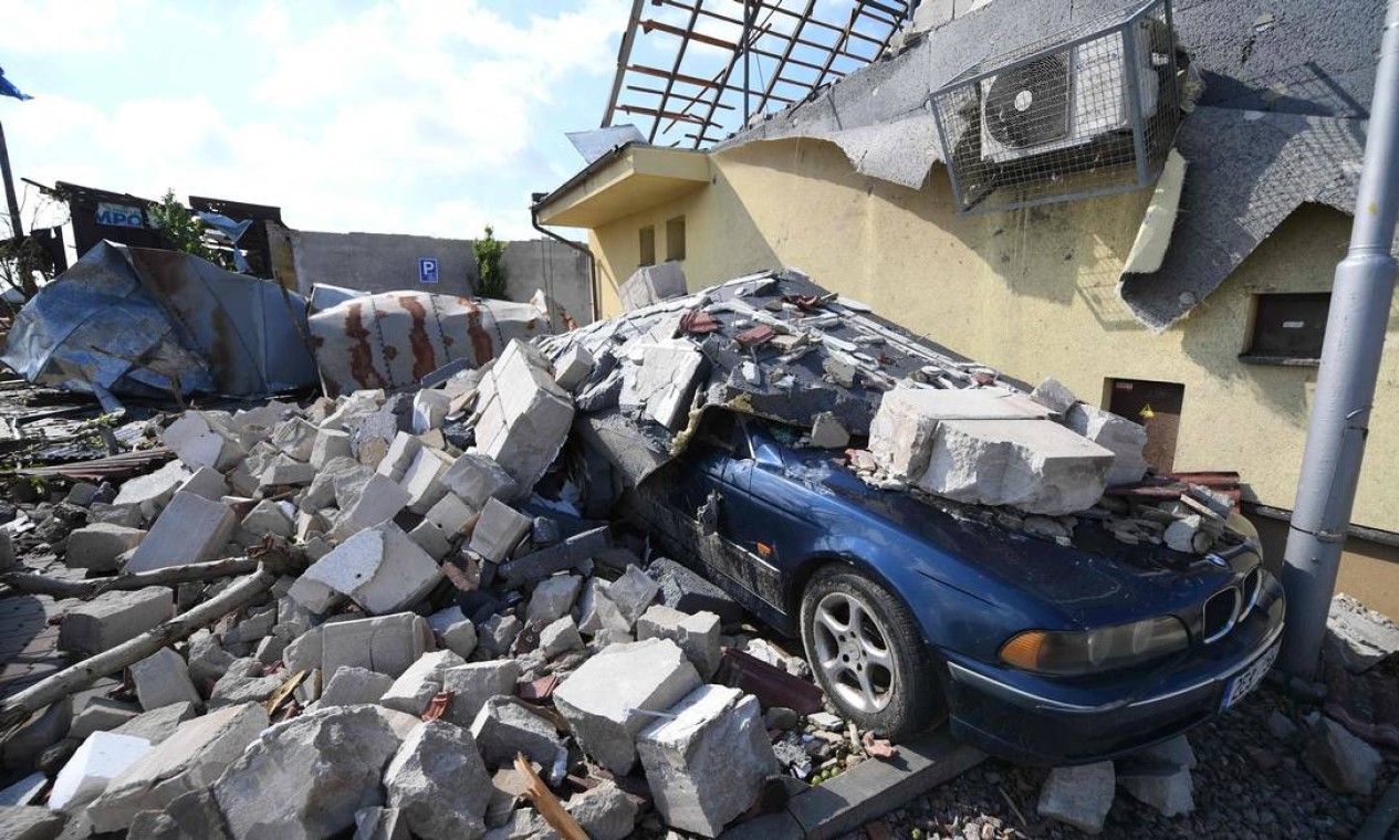 Desabamento atinge carro parado estacionado no vilarejo de Moravska Nova Ves, cerca de 60 km ao sul de Brno, Morávia do Sul, República Tcheca, após passagem de tornado Foto: HELMUT FOHRINGER / AFP