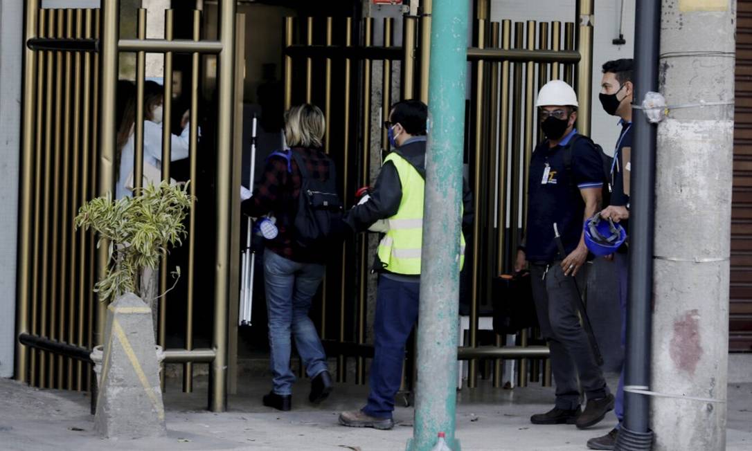 Policiais da 14ª DP e técnicos da Ceg inspecionam prédio no Leblon onde casal morreu no banheiro de apartamento Foto: Marcia Foletto / Agência O Globo