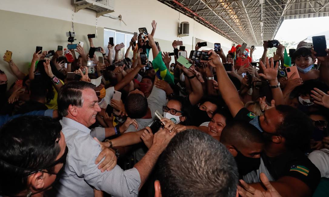 Bolsonaro causa aglomeração no desembarque na cidade de Aracaju, e não usa máscara ao cumprimentar apoiadores Foto: Alan Santos/PR