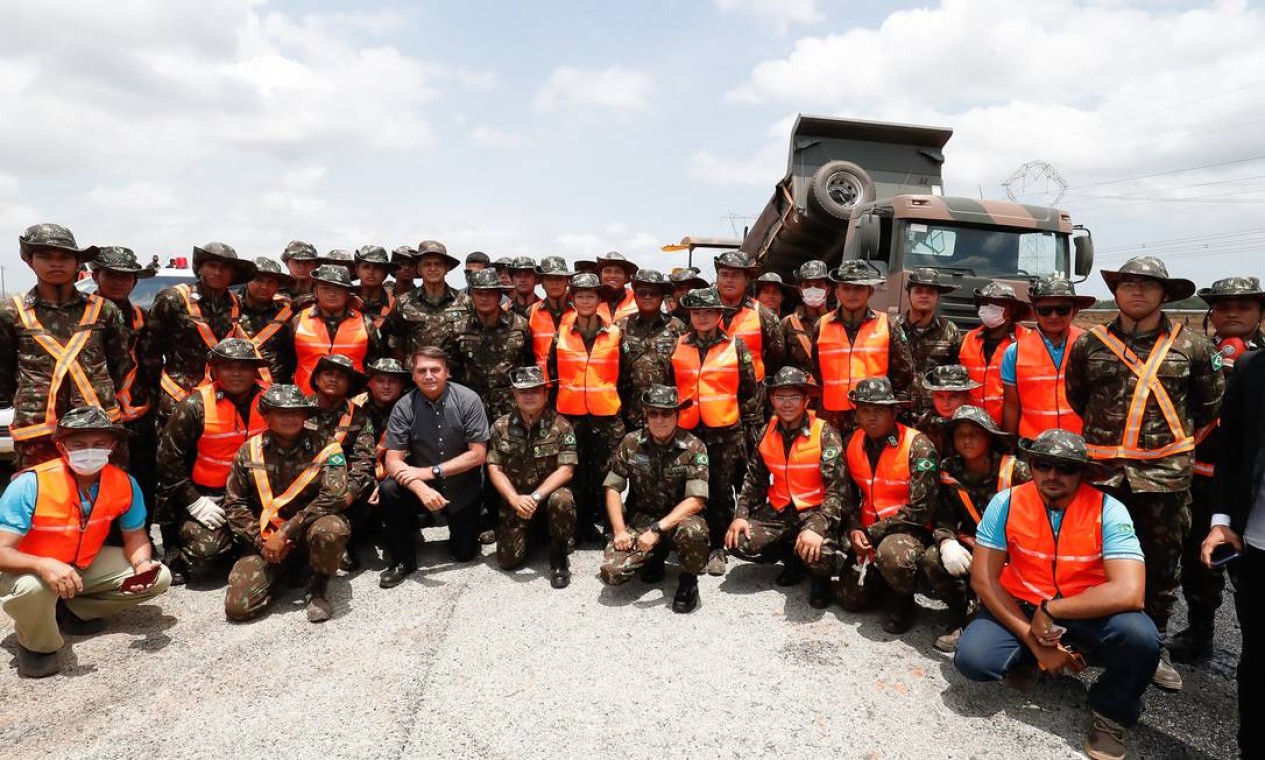 Bolsonaro com funcionários das obras de restauração da rodovia BR-135, em São Luís, Maranhão Foto: Alan Santos/PR / Alan Santos / PR - 29/10/2020