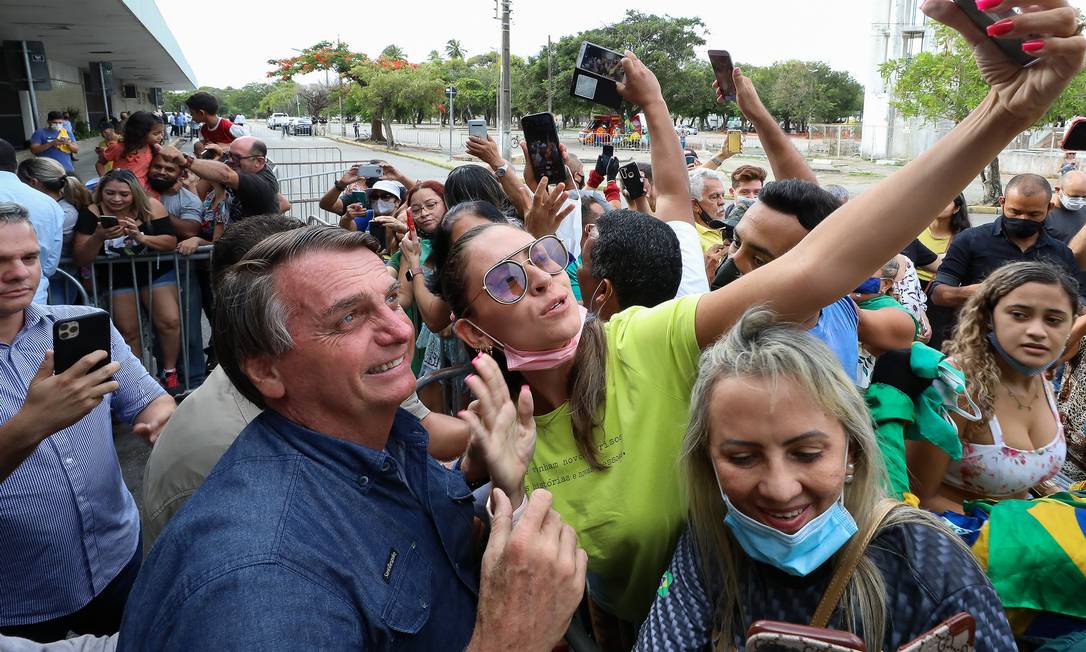 Sem máscara, Bolsonaro tira selfie com apoiadores aglomerados na chegada à cidade de Fortaleza, no ceará Foto: Clauber Cleber Caetano / PR - 26/02/2021