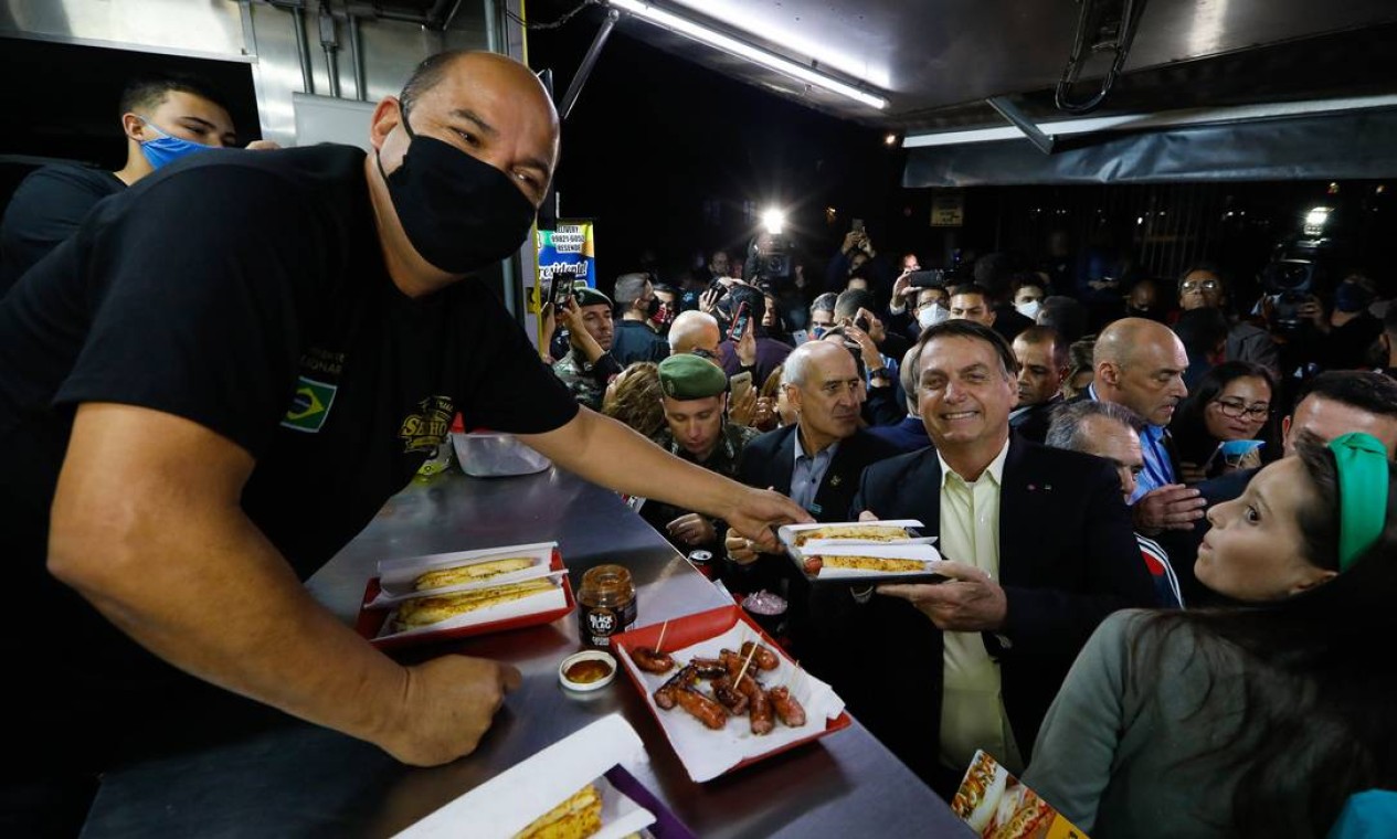 Jair Bolsonaro, acompanhado de ministros, vai à praça próximo à Academia Militar das Agulhas Negras (Aman), em Resente (RJ), para comer cachorro-quente Foto: Carolina Antunes / PR - 23/09/2020