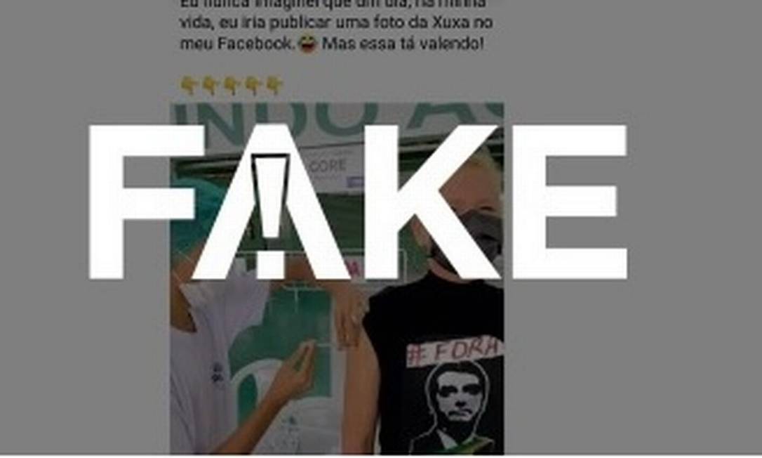 É #FAKE foto que mostra Xuxa com camiseta com a inscrição 'Fora Bolsonaro' ao ser vacinada Foto: Reprodução