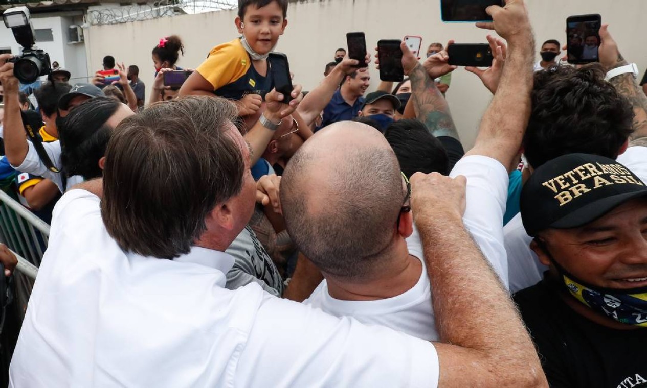 Bolsonaro faz parada não programada em Cruzeiro dos Peixotos, distrito de Uberlândia, Minas Gerais Foto: Alan Santos / PR - 04/03/2021