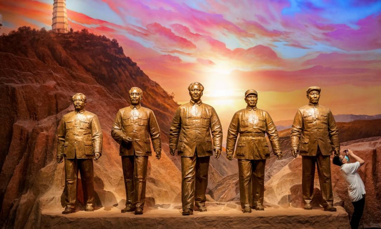 Homem fotografa estátuas dos líderes comunistas chineses Ren Bishi, Zhou Enlai, Mao Tsé-tung, Zhu De e Liu Shaoqi no Museu do Partido Comunista da China, inaugurado antes do 100º aniversário de fundação do partido, em Pequim Foto: THOMAS PETER / REUTERS