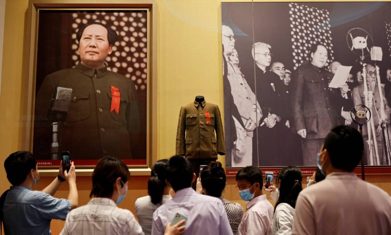 Visitantes observam fotografias de Mao Tsé-tung. União, independência, prosperidade e poder são palavras
que resumem para muitos
chineses o que está por trás
da longevidade do PCC Foto: THOMAS PETER / REUTERS
