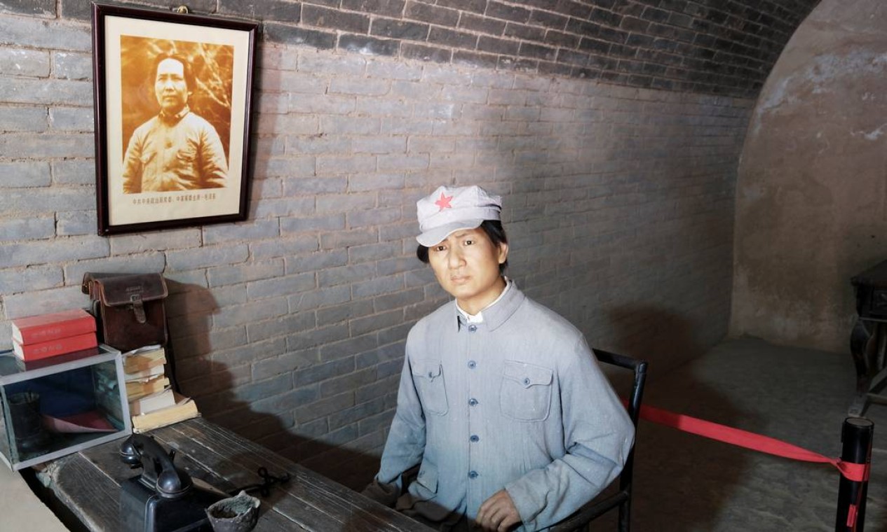 Figura de cera de Mao Tsé-tung dentro de local que reproduz caverna onde o líder comunista se abrigava durante a Grande Marcha, em Yanan, província de Shaanxi Foto: RYAN WOO / REUTERS