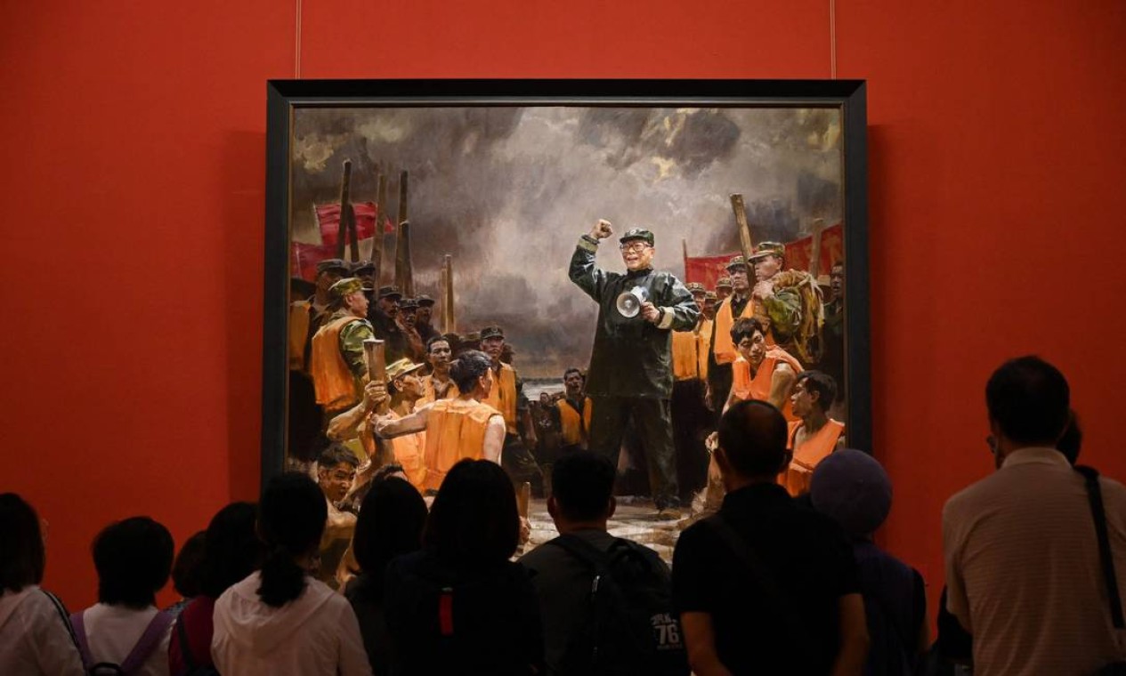 Visitantes observam pintura do ex-presidente chinês Jiang Zemin, do artista He Hongzhou, em uma exposição de arte comemorativa do centenário, comemorado em 1º de julho Foto: GREG BAKER / AFP