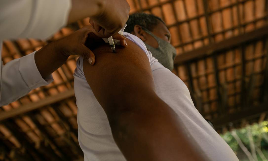 Homem é vacinado em Paquetá, no Rio de Janeiro Foto: Brenno Carvalho / Agência O Globo