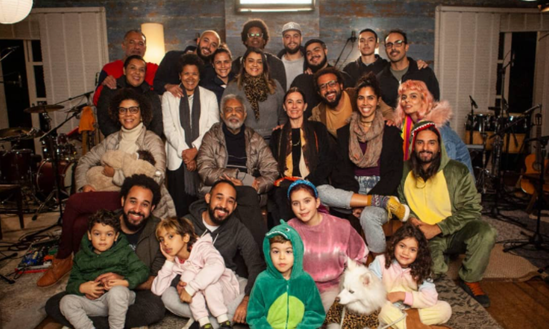 Gilberto Gil e sua família, na casa em Araras Foto: Reprodução Instagram 