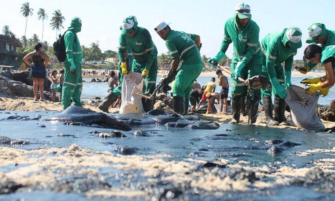 Mutirão de voluntários recolhe manchas de óleo em praia de Pernambuco: derramamento em 2019 atingiu a costa de dez estados Foto: Pedro de Paula/Fotoarena/21-10-2019