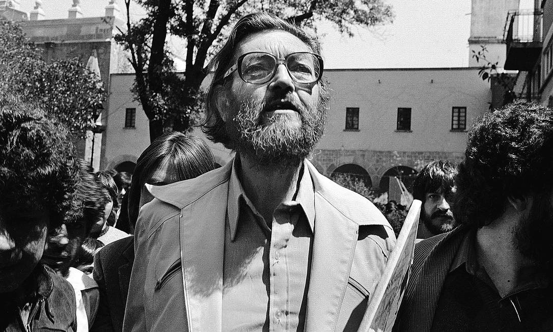 PV - Julio Cortazar frente a la Casa de Cortez en la plaza de Coyoacan, Mexico DF, Mexico, marzo 5, 1983. (Austral Foto/Renzo Gostoli) Foto: Renzo Gostoli / Divulgação