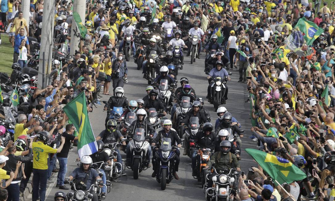 Bolsonaro em motociata na Zona Sul do Rio, em maio, com milhares de participantes Foto: Agência O Globo/Domingos Peixoto/23-5-2021