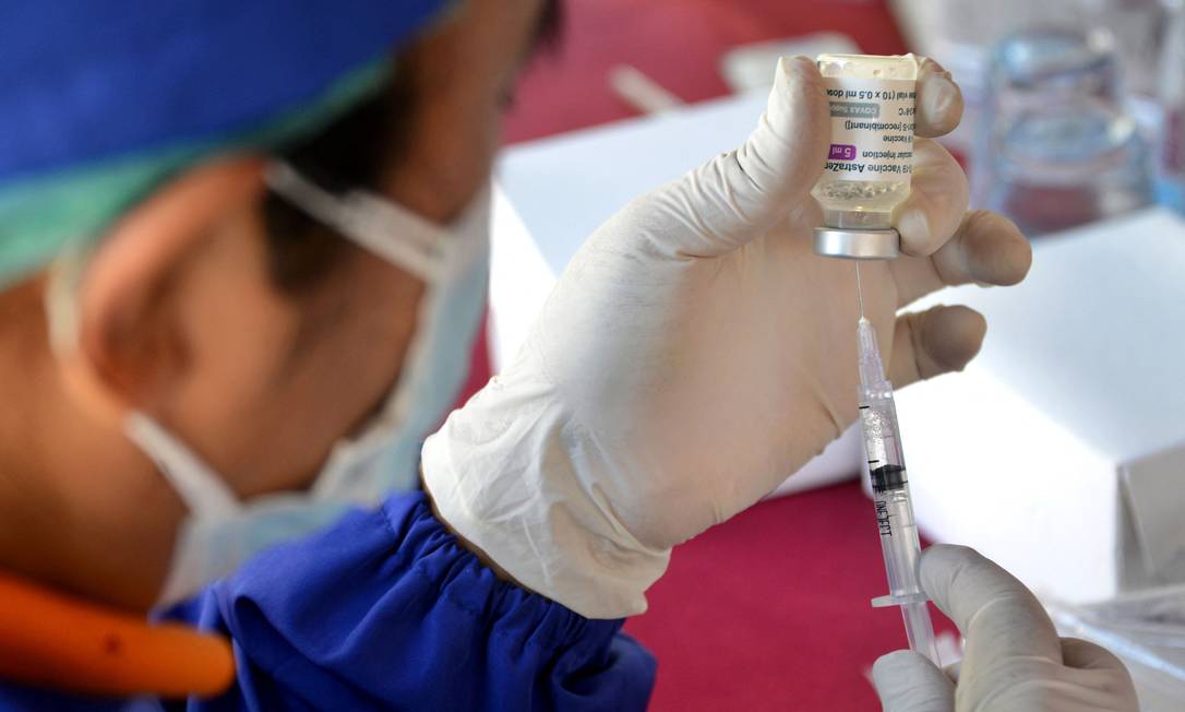 Primeira vacina contra a Covid-19 desenvolvida por Oxford em parceria com a AstraZeneca já é aplicada em vários países, inclusive no Brasil. Foto: SONNY TUMBELAKA / AFP