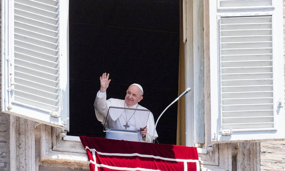 Papa Francisco em discurso na Praça de São Pedro, no Vaticano, neste domingo Foto: TIZIANA FABI / AFP