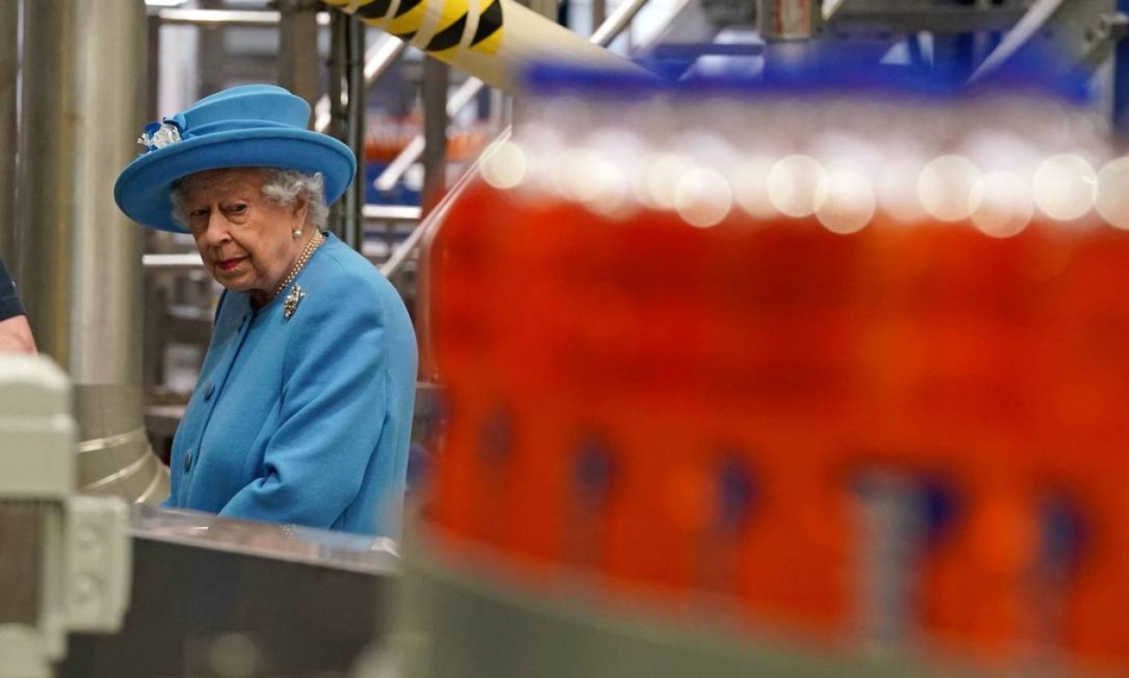 A Rainha Elizabeth visita a linha de produção da bebida bebida Irn-Bru durante visita à fábrica de AG Barr, em Cumbernauld, a leste de Glasgow, na Escócia Foto: ANDREW MILLIGAN / AFP