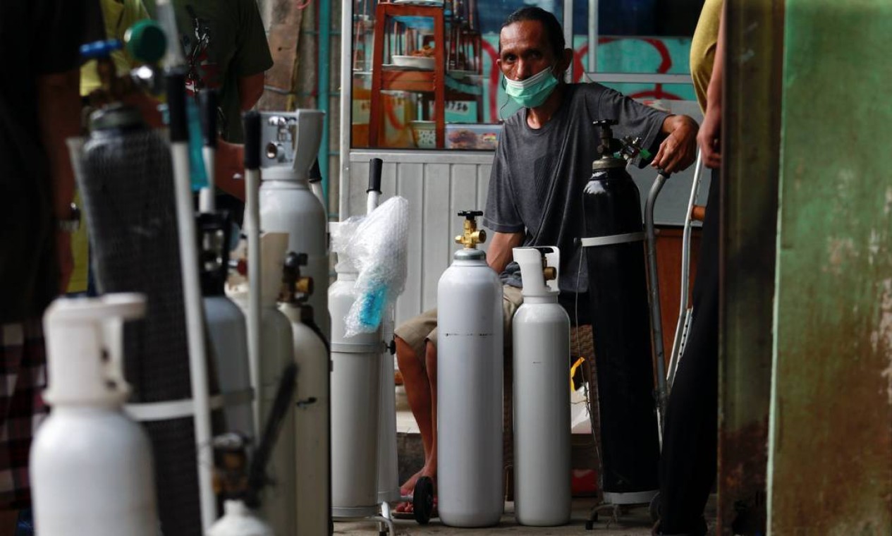Homem aguarda para recarregar cilindro de oxigênio em meio ao surto de COVID-19 em Jacarta, Indonésia Foto: AJENG DINAR ULFIANA / REUTERS
