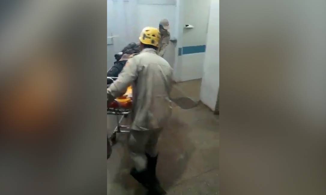 Após preso e baleado, Lázaro chega ao hospital Foto: Reprodução
