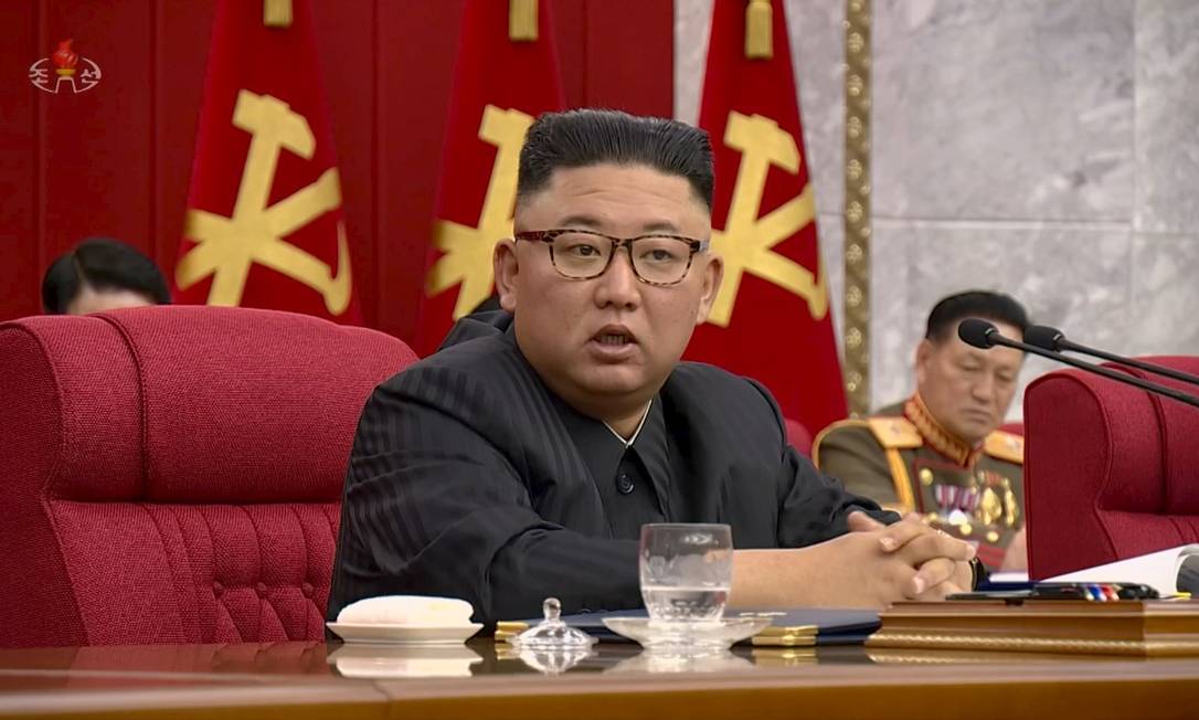 Kim Jong-un discursa durante reunião com o Comitê Central do Partido de Trabalhadores da Coreia Foto: KRT / REUTERS
