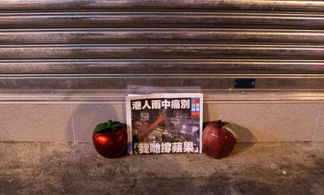 Última edição do jornal pró-democracia Apple Daily é colocada entre duas maçãs falsas em Hong Kong Foto: BERTHA WANG / AFP/24-06-2021