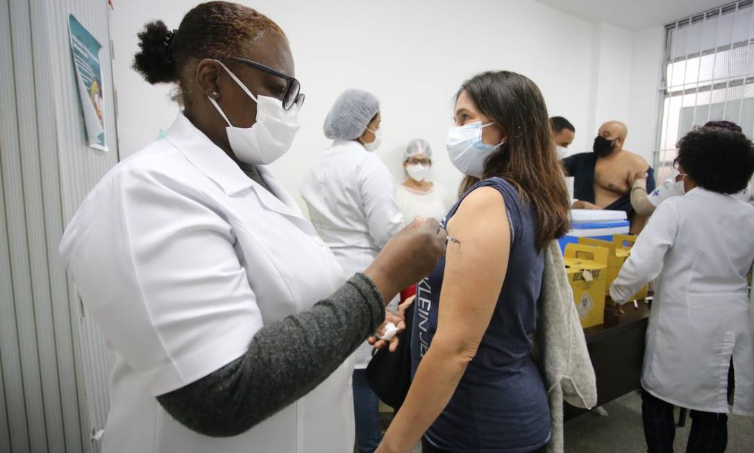 Vacina é aplicada em posto no Rio Foto: Luciana Carneiro / Agência O Globo