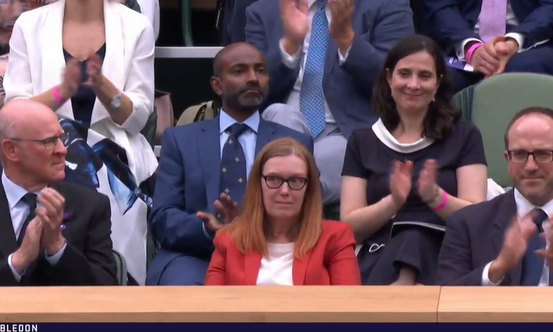 Sarah Gilbert é ovacionada pelo público presente durante a abertura do torneio de Wimbledon Foto: Reprodução