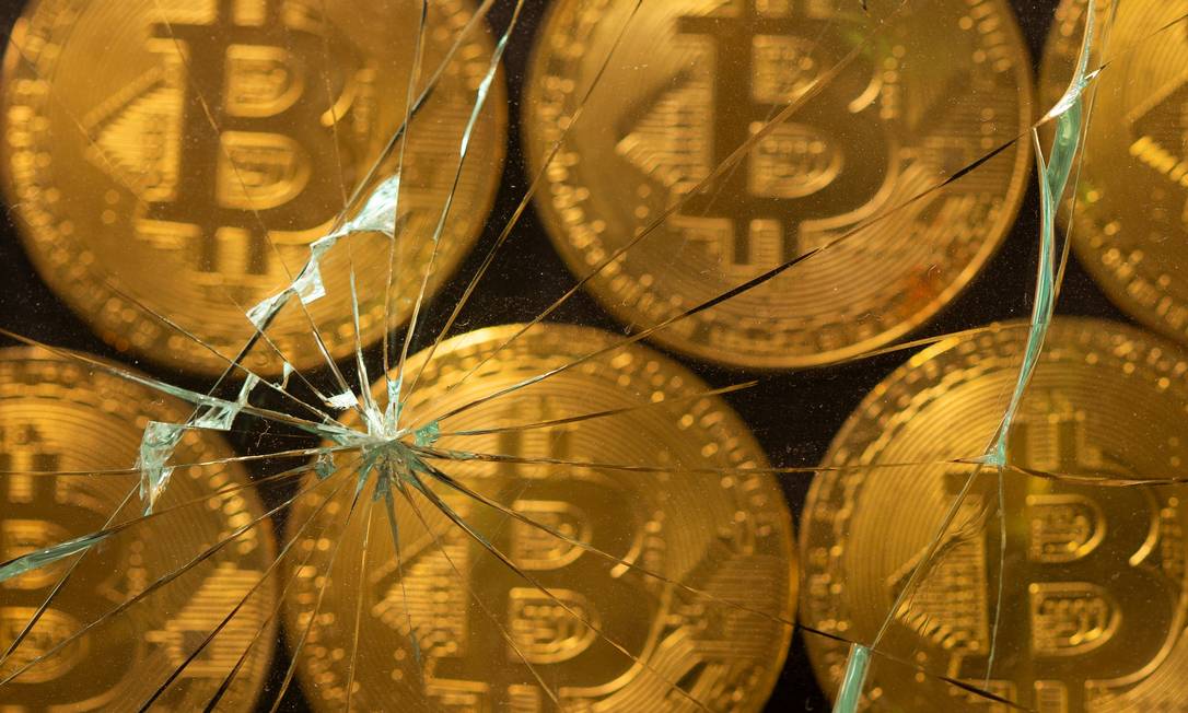 Ilustração representa bitcoins sob um vidro quebrado: moeda digital está na mira de vários bancos centrais Foto: DADO RUVIC / REUTERS/25-6-2021