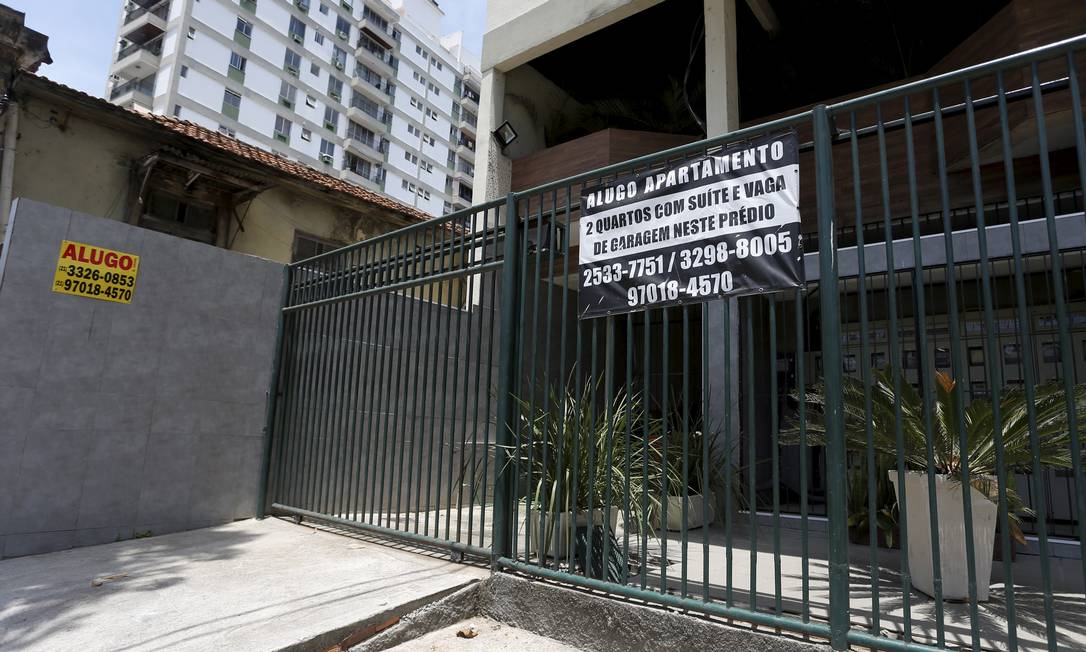  Placas de ''Aluga-se'' em casas e apartamentos pelo Rio: índice reajuste aluguéis subiur 0,60% em junho Foto: Fabiano Rocha