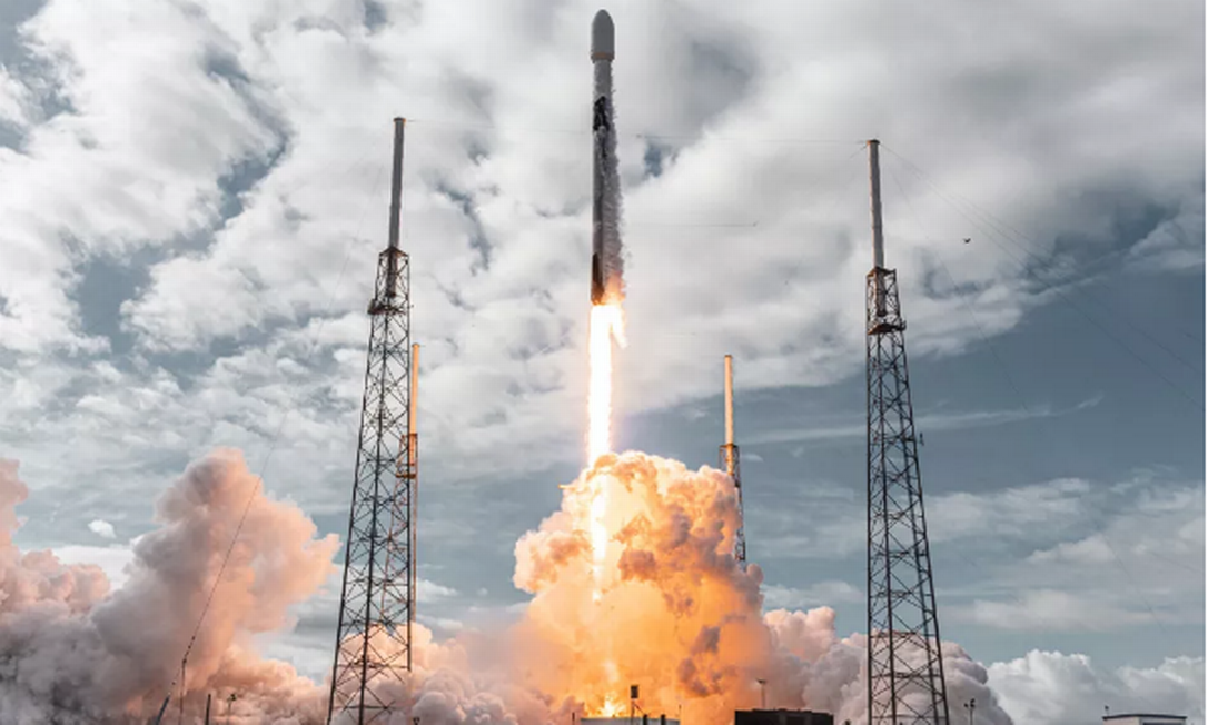 Foguete Falcon 9 durante lançamento com 143 satélites Foto: SpaceX