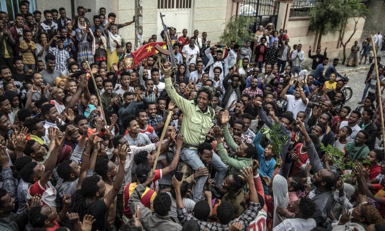 Moradores de Mek'ele, capital da região de Tigré, comemoram a retomada da cidade pelas forças rebeldes após 8 meses de guerra civil na Etiópia Foto: Finbarr O'Reilly / NYT