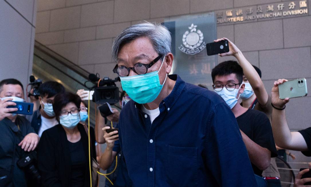 Fung Wai-kong, jornalista do Apple Daily, deixando a prisão em Hong Kong em 29 de junho de 2021 Foto: Bertha Wang / AFP