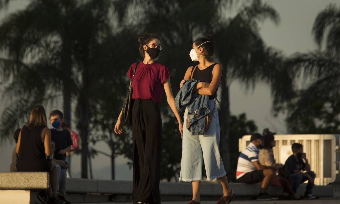 Mulheres de máscara na Praça Mauá, no Rio de Janeiro Foto: Guito Moreto/25.06.2021 / Agência O Globo