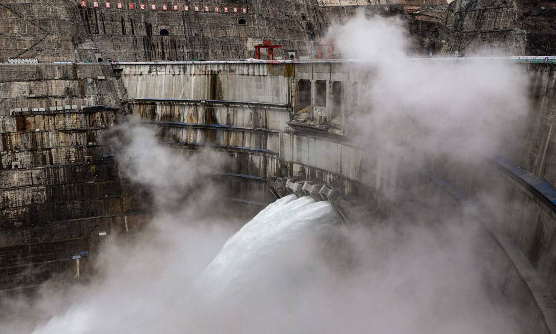 Água do rio Jinsha começa a mover as turbinas da hidrelétrica de Baihetan, na província de Sichuan, no sudoeste da China Foto: STR / AFP