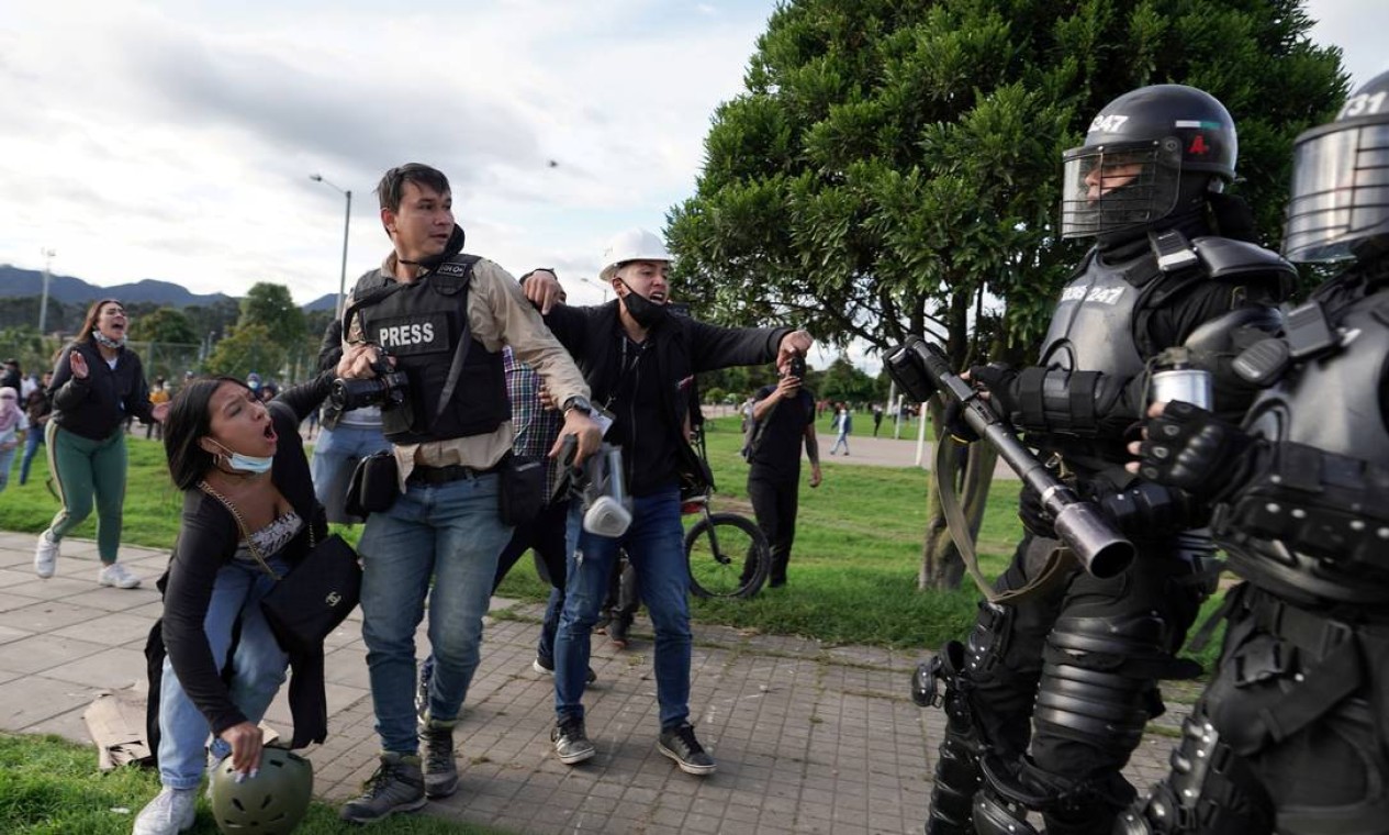 Jornalistas reagem à polícia durante confrontos com manifestantes enquanto protestos antigovernamentais acontecem em Bogotá, Colômbia Foto: NATHALIA ANGARITA / REUTERS