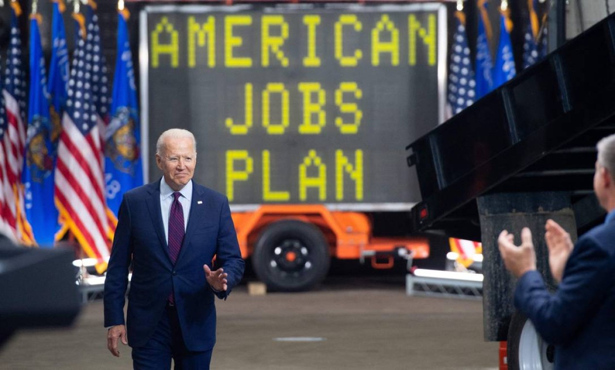 O presidente dos EUA, Joe Biden, chega para falar sobre os planos de infraestrutura do governo depois de visitar o serviço de trânsito municipal La Crosse em La Crosse, Wisconsin Foto: SAUL LOEB / AFP