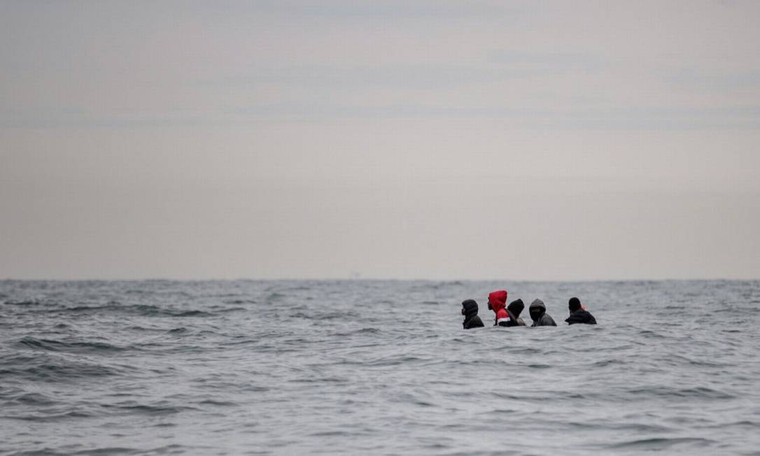 Sentados em bote, imigrantes tentam atravessar o mar agitado do Canal da Mancha para chegar ao Reino Unido Foto: SAMEER AL-DOUMY / AFP/27-8-2020