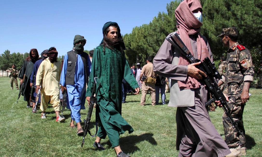 Integrantes do Talibã participam de uma cerimônia de entrega de armas às autoridades afegãs na província de Herat, no dia 24 de junho Foto: STRINGER / REUTERS