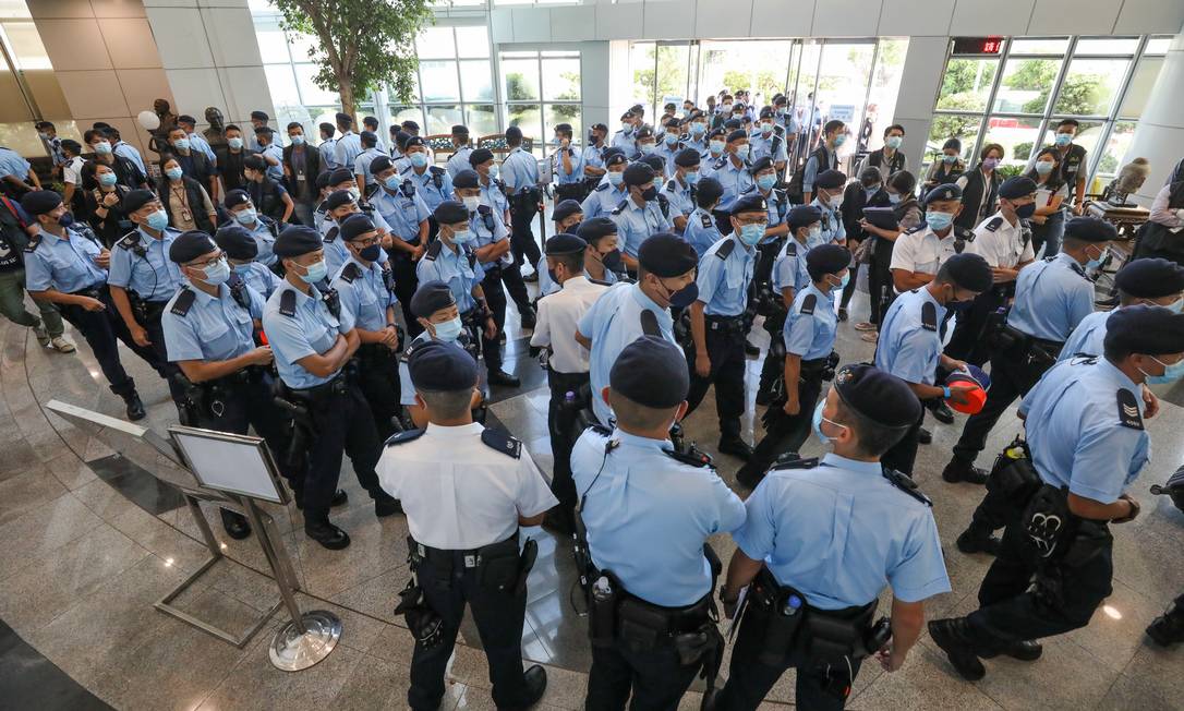 Policiais na sede do jornal pró-democracia Apple Daily no mais recente uso repressivo da Lei de Segurança Nacional em 17 de junho de 2021 Foto: Apple Daily / via Reuter