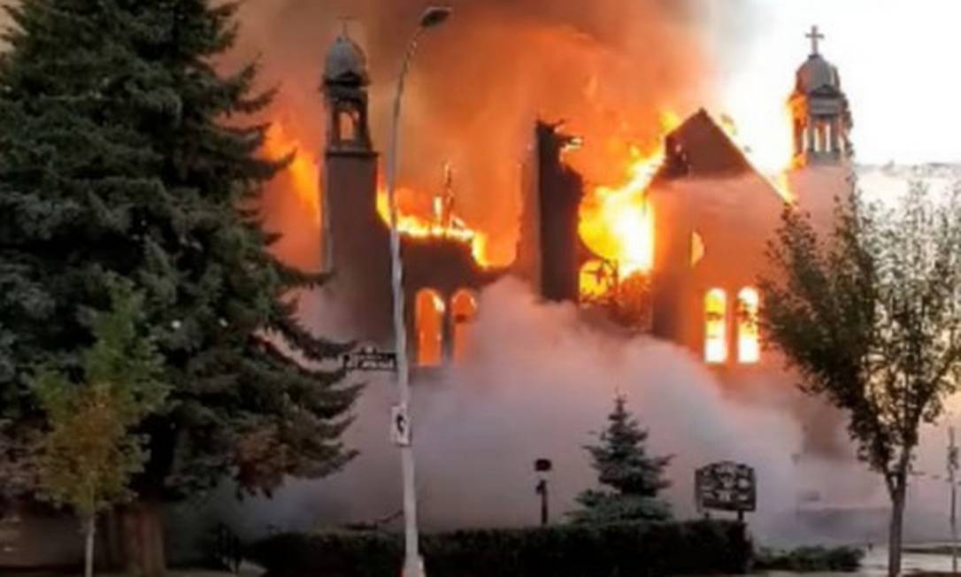 Incêndio na igreja São João Batista, em Morinville Foto: DIANE BURREL / DIANE BURREL via REUTERS