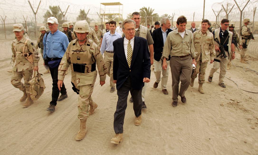 Donald Rumsfeld, então secretário de Defesa dos EUA, em visita à prisão de Abu Ghraib, no Iraque, em maio de 2004 Foto: STR / AFP
