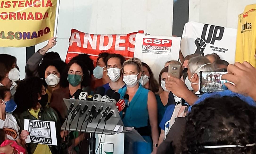 Parlamentares anunciam entrega do "superpedido" de impeachment Foto: Evandro Éboli / Agência O Globo