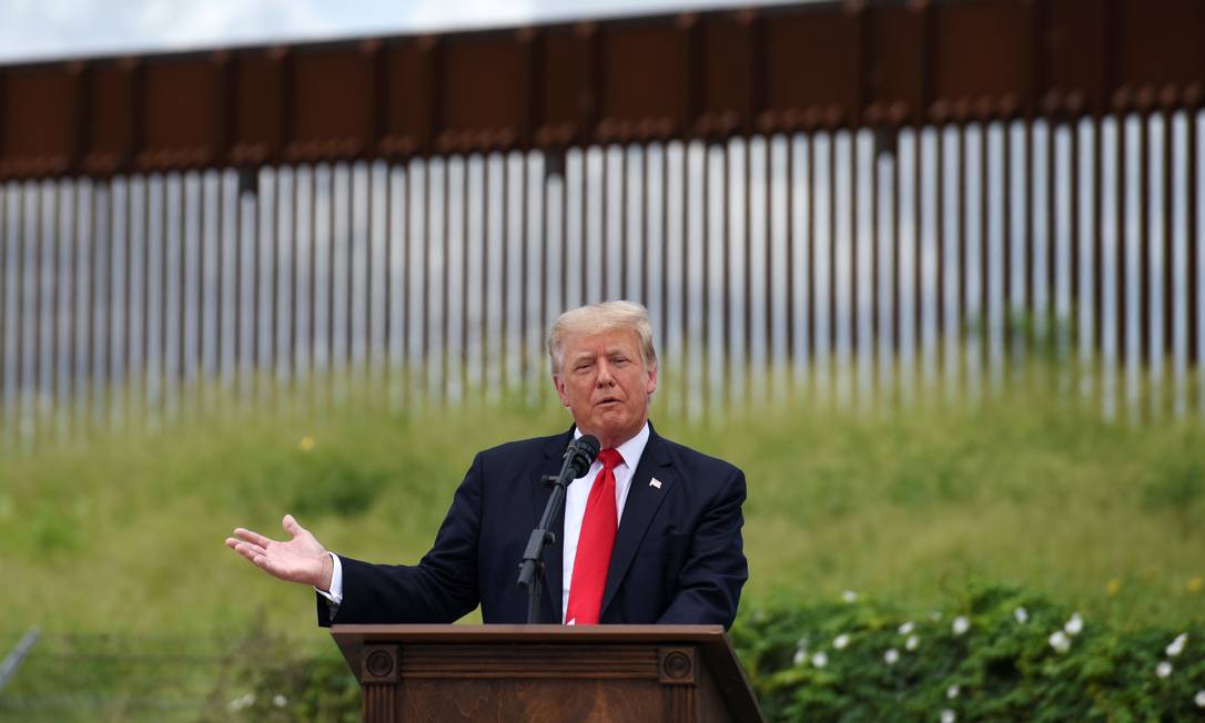 Ex-presidente dos EUA, Donald Trump visita trecho inacabado do muro na fronteira com o México em Pharr, Texas Foto: CALLAGHAN O'HARE / REUTERS