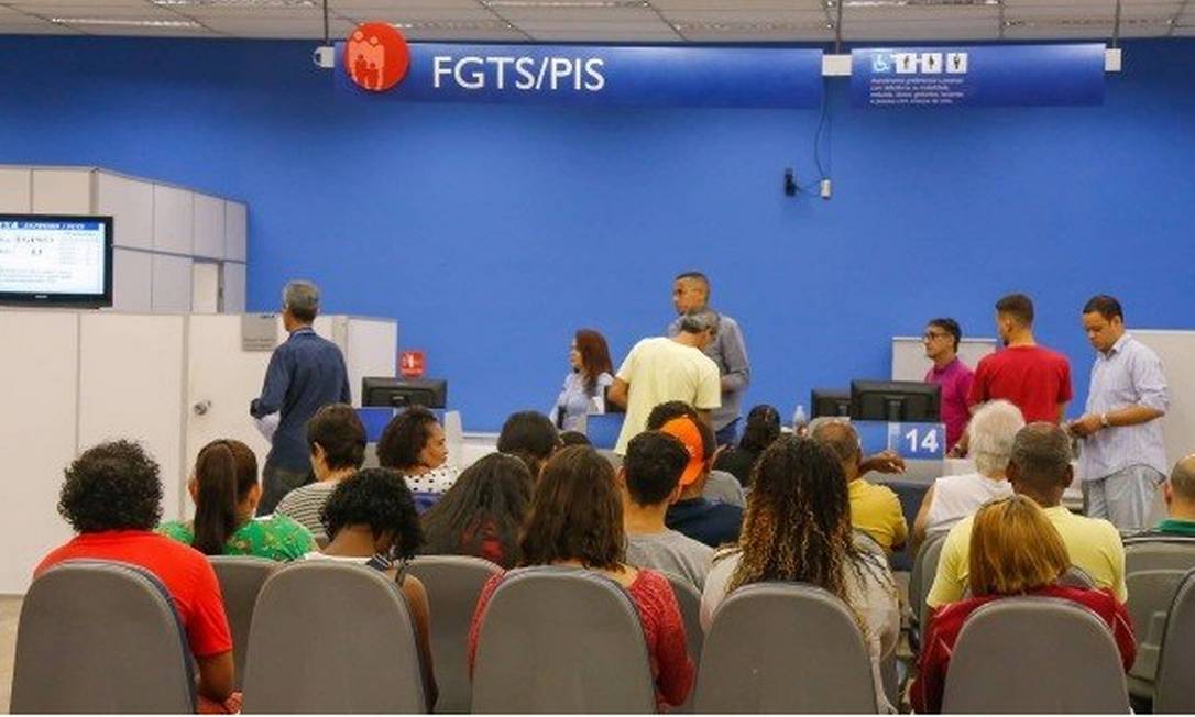 Atendimento a cotistas do FGTS na Caixa Econômica Federal Foto: Marcelo Régua/Agência O Globo