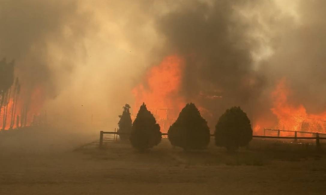 Incêncio na pequena vila de Lytton, no Canadá, obrigou moradores a deixarem suas casas Foto: Reprodução