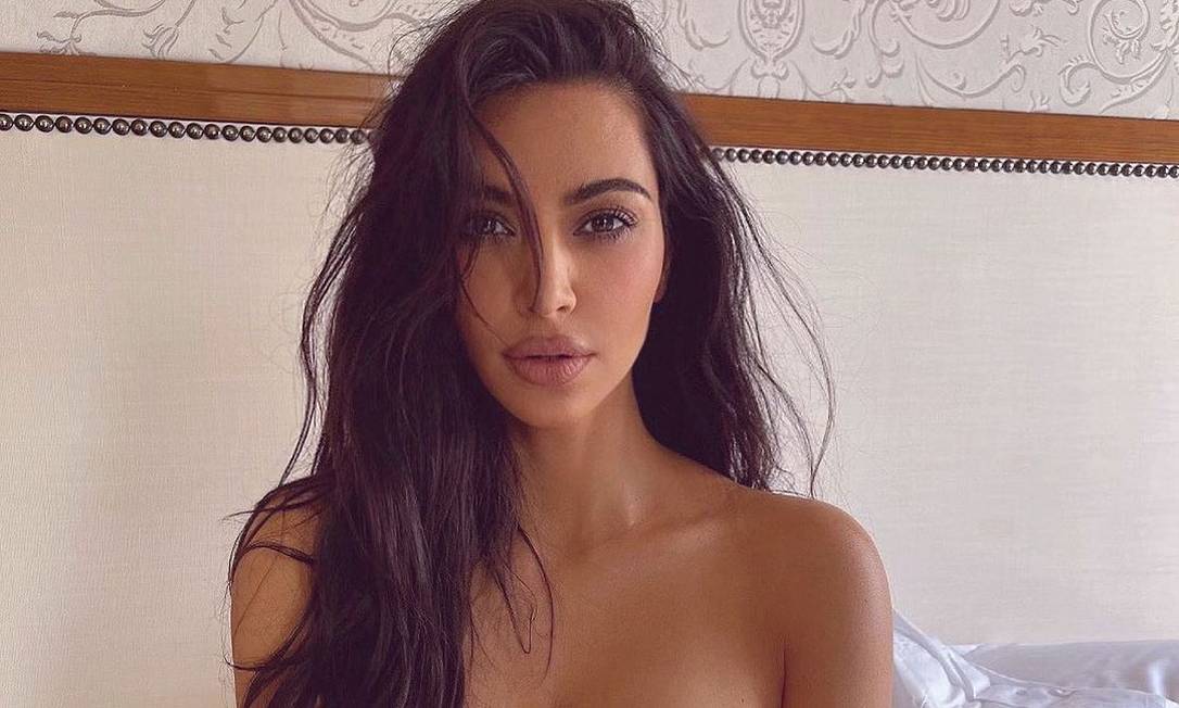 Kim Kardashian Posa Topless Em Cama Durante Viagem à Roma Jornal O Globo 