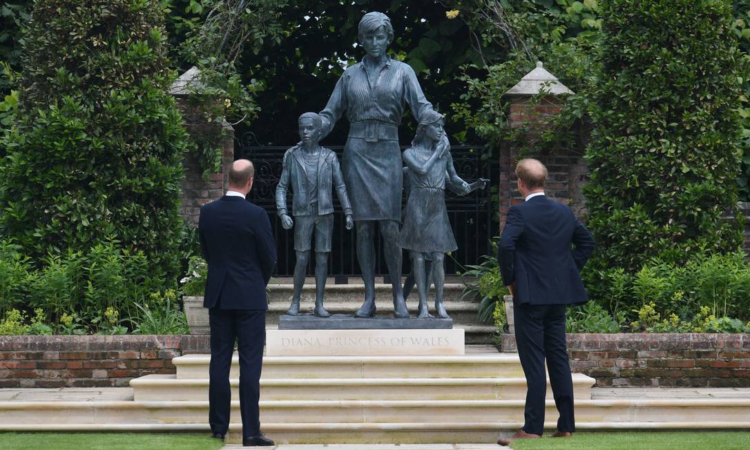 Príncipes William e Harry diante da estátua da princesa Diana, inaugurada no Palácio de Kensington Foto: DOMINIC LIPINSKI / AFP
