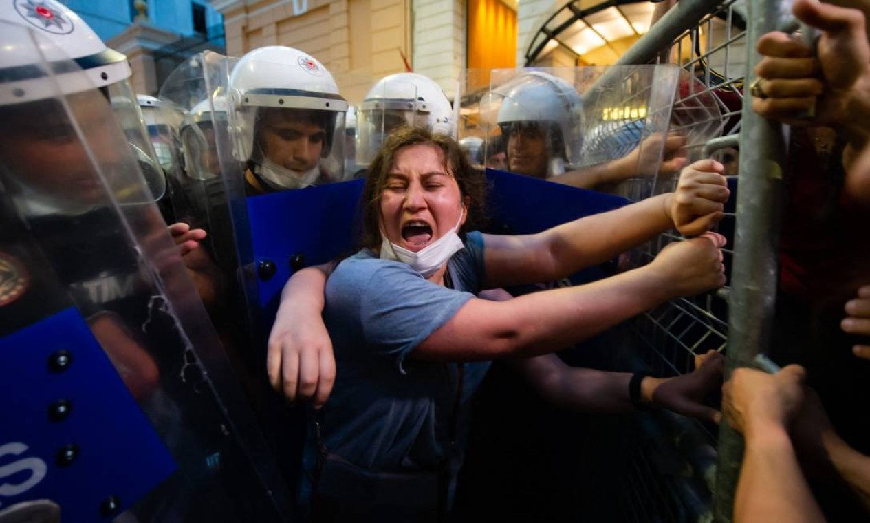 Mulheres entram em confronto com a polícia turca enquanto protestam contra a decisão da do governo de se retirar da Convenção de Istambul, um tratado de combate ao feminicídio e à violência doméstica Foto: YASIN AKGUL / AFP
